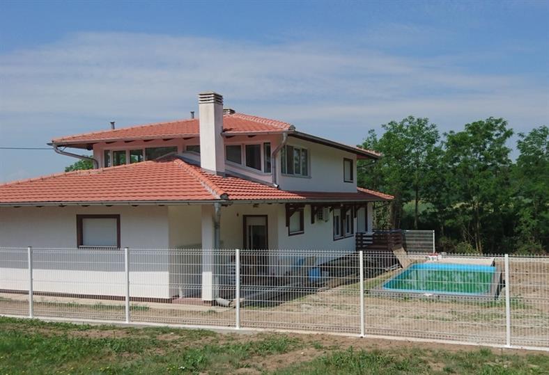 Panelna ograda za dvorište koja je postavljena
na betonski parapet
