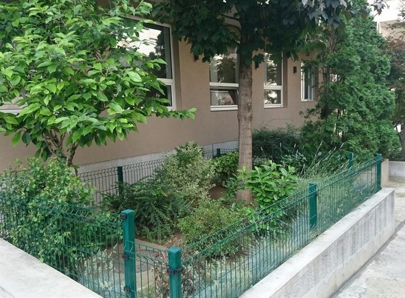 Niska ograda na ispred stambene zgrade
visina 830 mm,kao zatita za lepo uredjenu baštu
