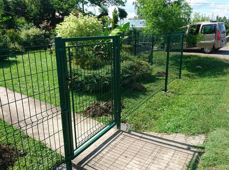 Jednokrilna kapija komplet sa stubovima ,štelujuće šarke, 
brava, kvaka,cilinder i ispunom od panela.Sve je cinkovano i plastificirano.