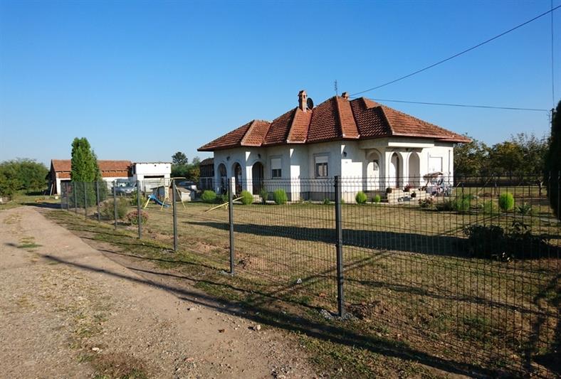 Panelna ograda sa usadnim stubovima-podloga zemlja.
Lepo se uklapa kao ograda za kuću i plac
