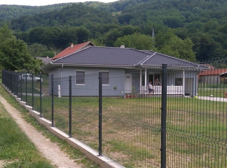 panelna ograda na 100 m od naše najlepše reke Drine
tamno siva antracit boja ,motaza kaskadno na parapet