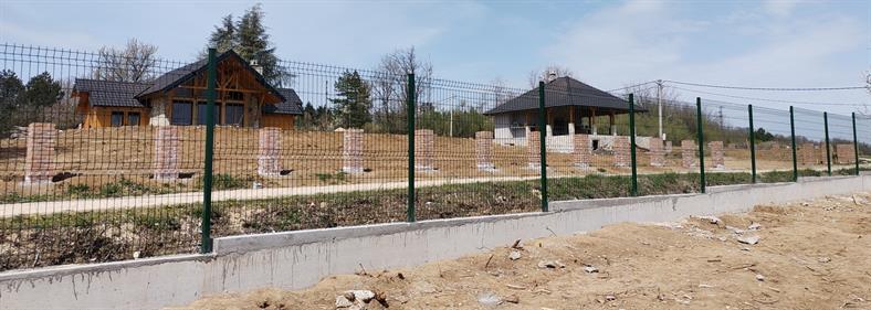 ponovo kaskadna ograda,u okolini Grocke
teren je u padu . Montaža ograde prati kaskade