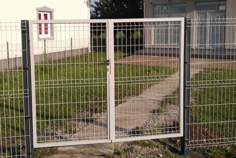 Dvokrilna kapija ima dva krila sa ispunom od panela,dva stuba sa
štelujućim šarkama,šip za ukrućenje i bravu cilindar i kvaku