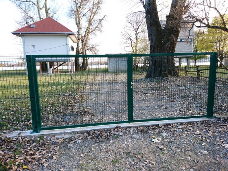Dvokrilna kapija komplet sa šipom, stubovima i bravom.
Ispuna od panela štelujuće šarke ZN +PVC,boja zelena